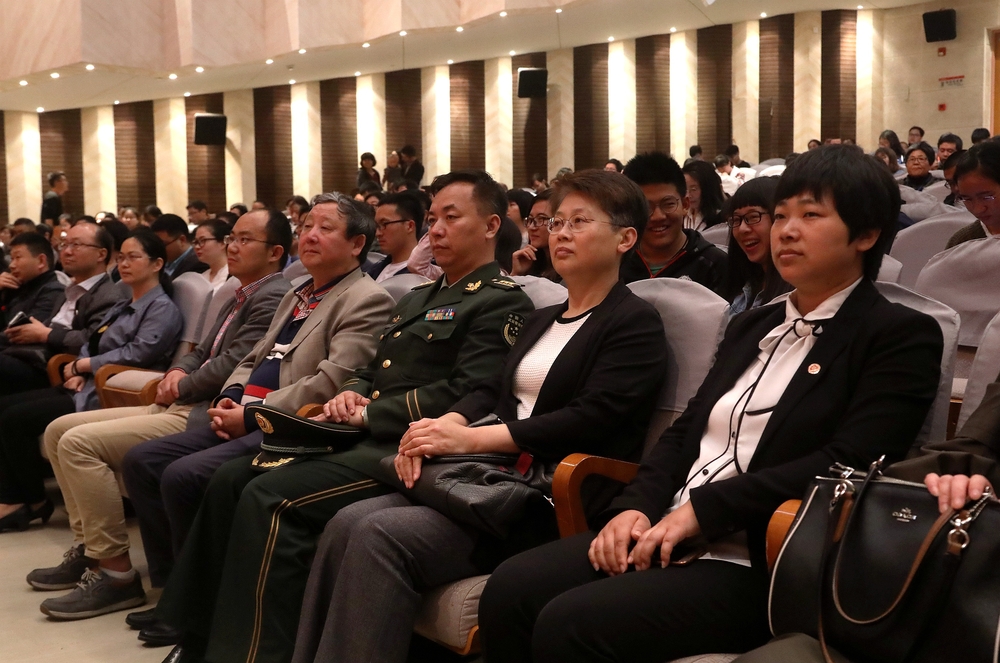 门妍萍副书记、中国武警军乐团苑新海团长等现场观看音乐会