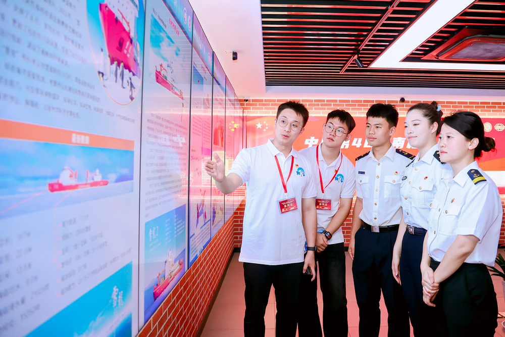 20240718074409337700.jpg 雪龙实践队参观中国第40次南极考察图片展
