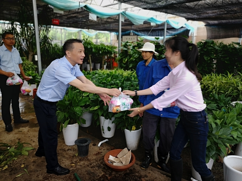 苗圃现场慰问