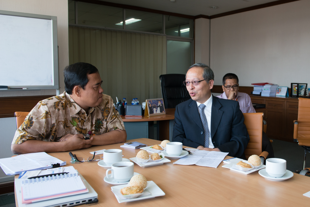 於书记在印度尼西亚第二港口公司总部同其人力资源开发与总体事务负责人交流