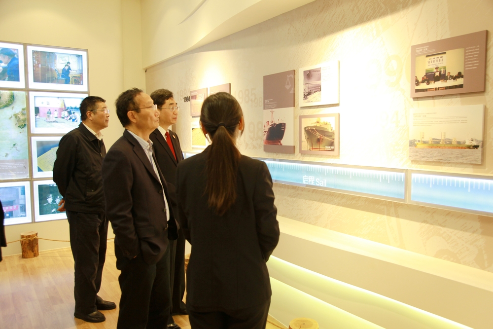 参观上海海事法院文化展示厅(院史馆)