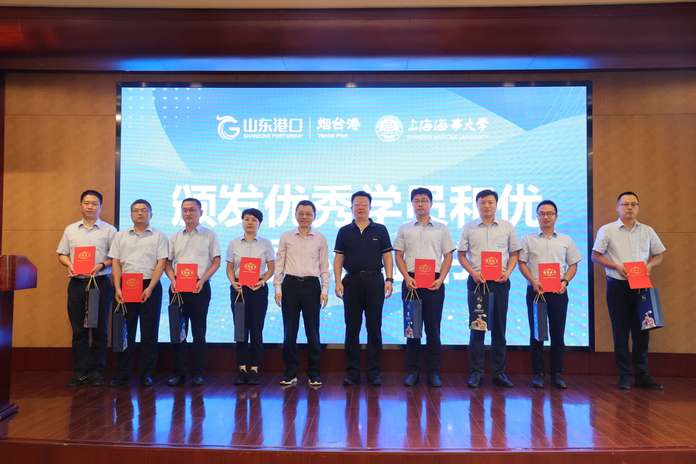 颁发优秀小组证书