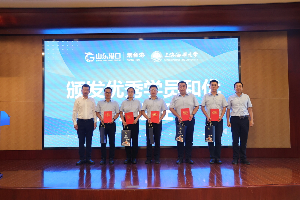 颁发优秀学员证书