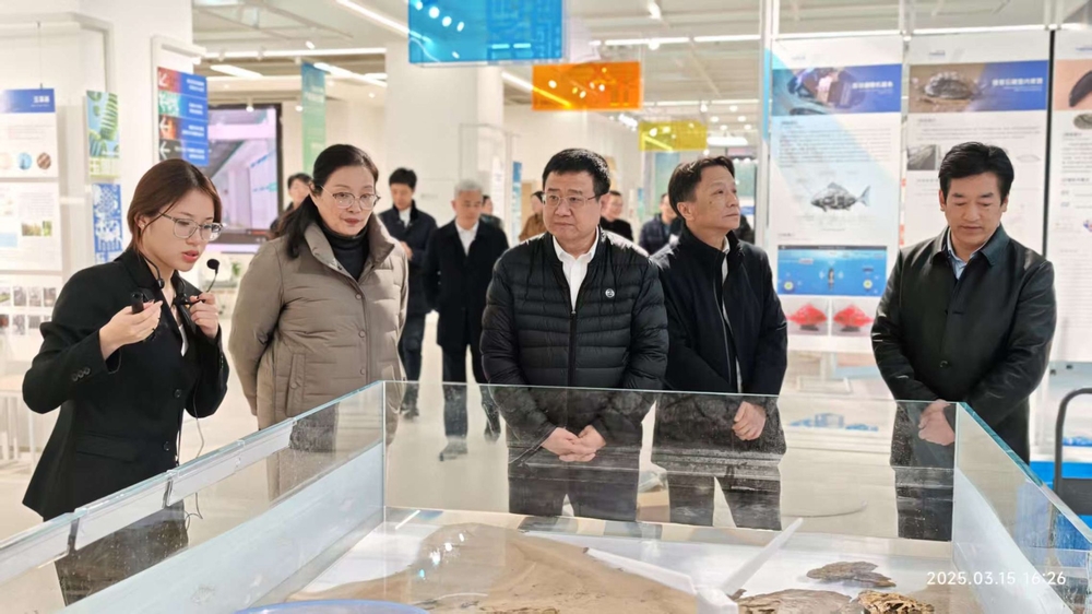 20250317103958358100.jpg 参观盐城工学院产教融合成果展