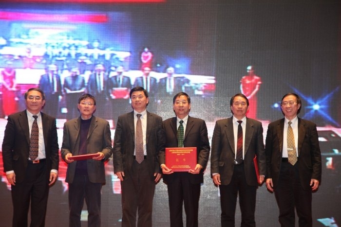 颁奖典礼“传承文明”篇章获奖代表上台领奖 颁奖典礼“传承文明”篇章获奖代表上台领奖