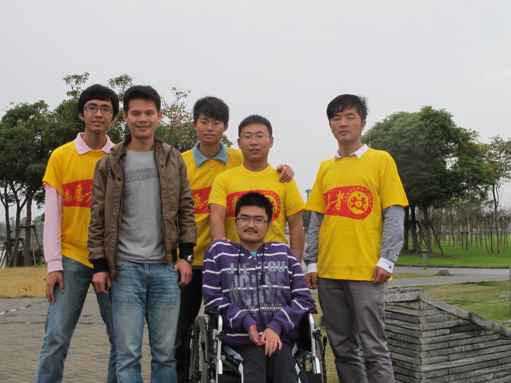 与唐旭和“旭日东升”志愿服务小分队部分成员合影 与唐旭和“旭日东升”志愿服务小分队部分成员合影