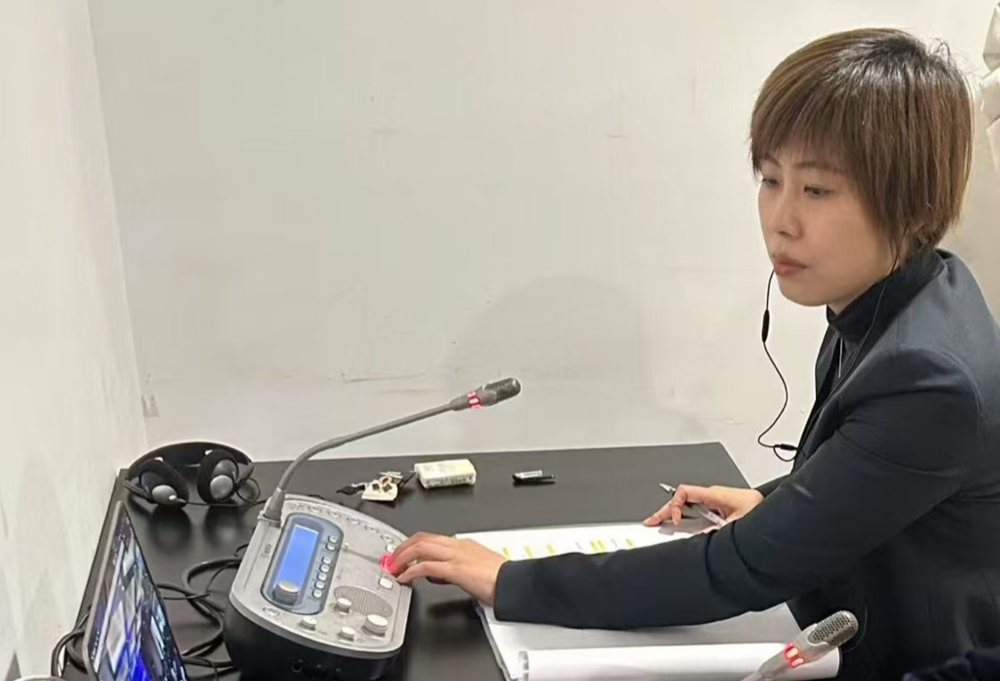 外国语学院孟盈老师正在开展现场同传