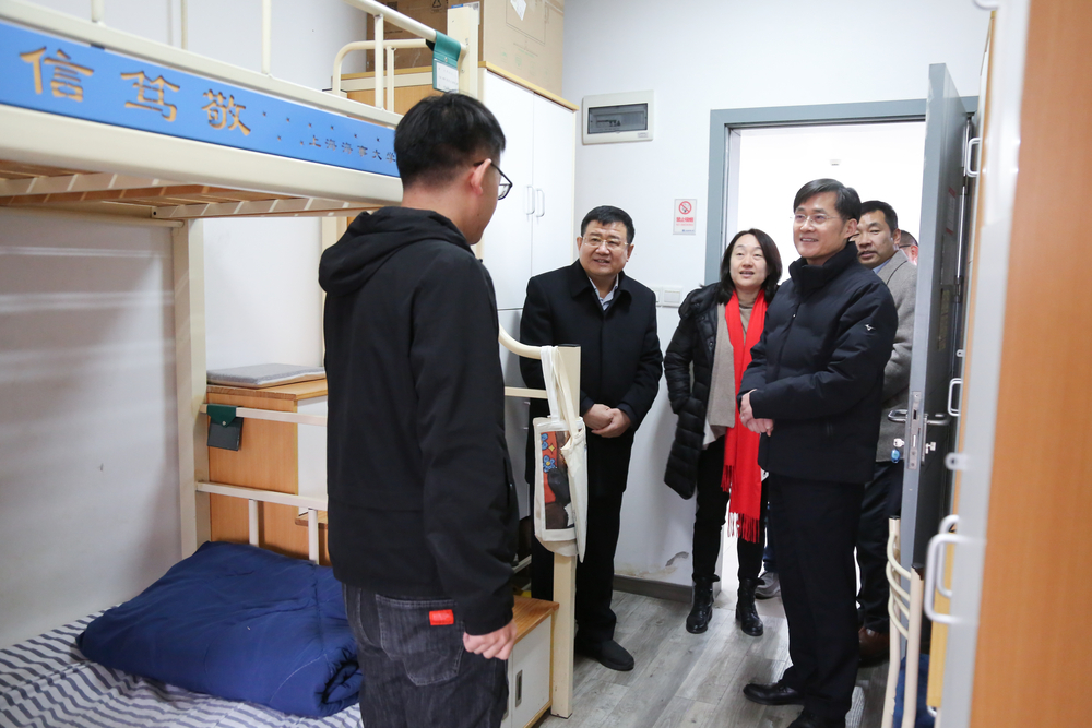 20240207161938001700.jpg 走进宿舍询问学生留校情况