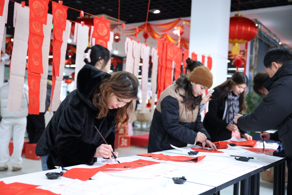 20240207161936957000.jpg 留校学生书写春联