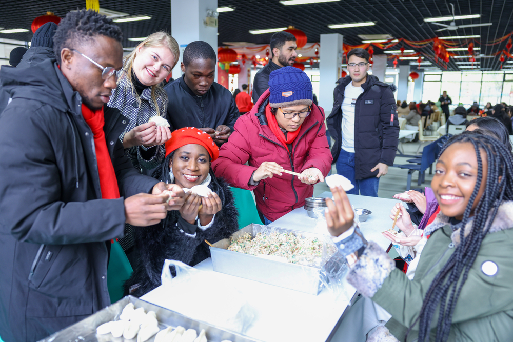 20240207161937220600.jpg 留校学生共同包水饺