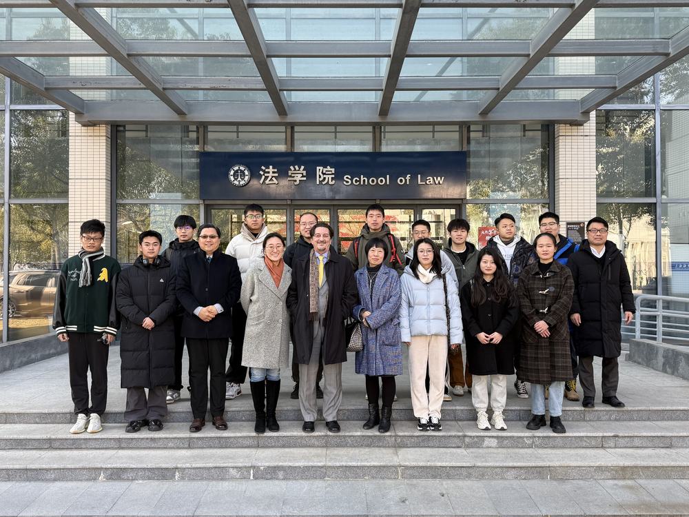 20241226033752177500.png 与学校师生留念