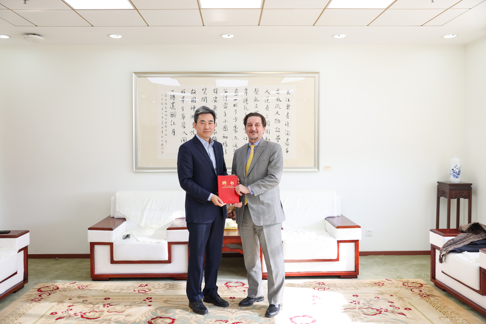 20241226033751095400.jpg 初北平校长为马丁·戴维斯教授颁发聘书